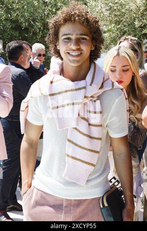 Vallauris, France. 18 mai 2024. Miss Jeunesse France et son petit ami assistent au défilé de Juliette Dubois Espinasse animé par Laurent Amar Banque D'Images