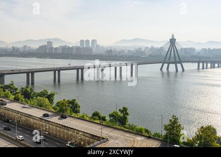 Vue imprenable sur le pont olympique au-dessus de la rivière Han (Hangang) au centre-ville de Séoul en Corée du Sud. Paysage urbain pittoresque. Banque D'Images