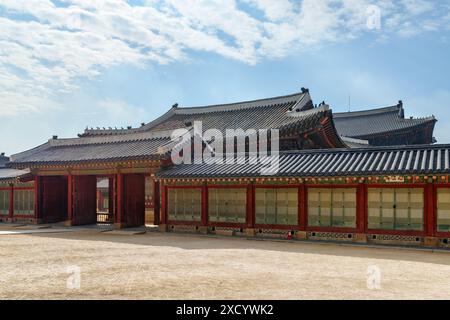 Vue imprenable sur le palais de Gyeongbokgung à Séoul, Corée du Sud. Merveilleuse architecture coréenne traditionnelle. Séoul est une destination touristique populaire de l'Asie. Banque D'Images