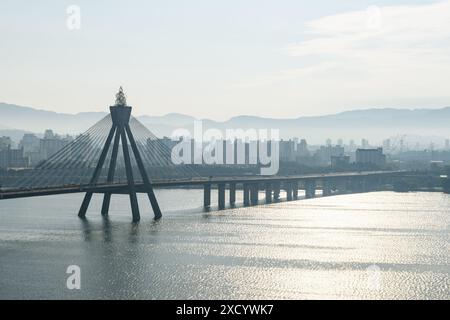 Magnifique vue sur le pont olympique sur la rivière Han (Hangang) au centre-ville de Séoul en Corée du Sud. Paysage urbain pittoresque. Banque D'Images