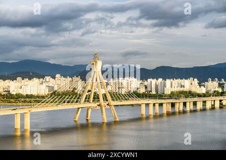 Vue imprenable sur le pont olympique au-dessus de la rivière Han (Hangang) au centre-ville de Séoul, Corée du Sud. Paysage urbain étonnant. Banque D'Images