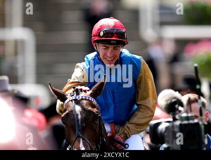 Le jockey James Doyle célèbre Leovanni après avoir remporté les Queen Mary Stakes lors de la deuxième journée du Royal Ascot à l’hippodrome d’Ascot, Berkshire. Date de la photo : mercredi 19 juin 2024. Banque D'Images