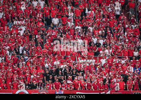 Düsseldorf, Allemagne, 17 juin 2024 : les fans de l'Autriche dans les tribunes lors du match de football UEFA EURO 2024 Allemagne du Groupe d entre l'Autriche et la France à la Düsseldorf Arena, en Allemagne. (Daniela Porcelli / SPP) Banque D'Images