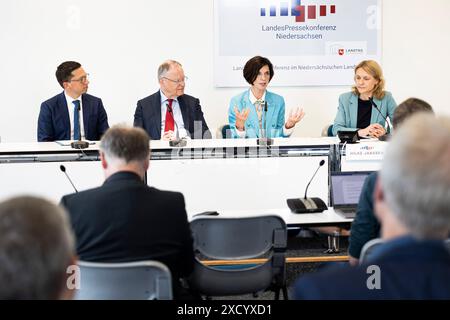 Hanovre, Allemagne. 19 juin 2024. Jutta Allmendinger (2ème à partir de la droite) assiste à la conférence de presse nationale lors de sa présentation en tant que nouvelle présidente de la Commission scientifique de basse-Saxe. À côté d'elle se trouvent Stephan Weil (SPD, 2e à partir de la gauche), ministre-président de basse-Saxe, et Falko Mohrs (SPD, à gauche), ministre des Sciences de basse-Saxe. Crédit : Michael Matthey/dpa/Alamy Live News Banque D'Images