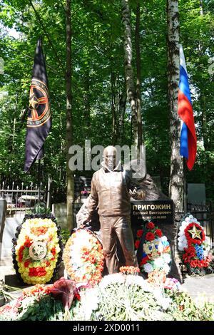 Pétersbourg, Russie. 05 juin 2024. Une figure presque grandeur nature se dresse sur la tombe de l'entrepreneur russe Yevgeny Prigozhin comme mémorial au fondateur de l'armée privée Wagner. Crédit : Ulf Mauder/dpa/Alamy Live News Banque D'Images