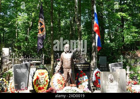 Pétersbourg, Russie. 05 juin 2024. Une figure presque grandeur nature se dresse sur la tombe de l'entrepreneur russe Yevgeny Prigozhin comme mémorial au fondateur de l'armée privée Wagner. Crédit : Ulf Mauder/dpa/Alamy Live News Banque D'Images