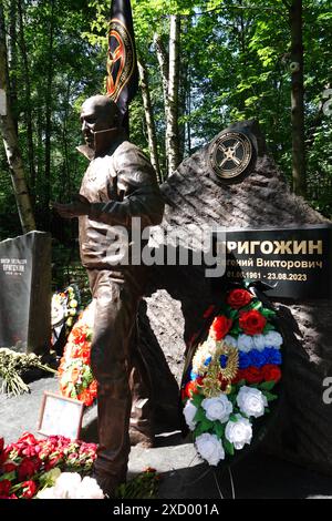 Pétersbourg, Russie. 05 juin 2024. Une figure presque grandeur nature se dresse sur la tombe de l'entrepreneur russe Yevgeny Prigozhin comme mémorial au fondateur de l'armée privée Wagner. Crédit : Ulf Mauder/dpa/Alamy Live News Banque D'Images