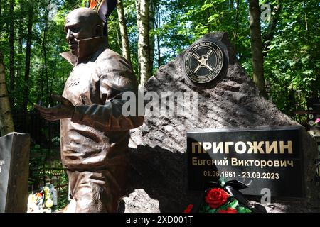 Pétersbourg, Russie. 05 juin 2024. Une figure presque grandeur nature se dresse sur la tombe de l'entrepreneur russe Yevgeny Prigozhin comme mémorial au fondateur de l'armée privée Wagner. Crédit : Ulf Mauder/dpa/Alamy Live News Banque D'Images