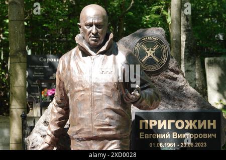 Pétersbourg, Russie. 05 juin 2024. Une figure presque grandeur nature se dresse sur la tombe de l'entrepreneur russe Yevgeny Prigozhin comme mémorial au fondateur de l'armée privée Wagner. Crédit : Ulf Mauder/dpa/Alamy Live News Banque D'Images