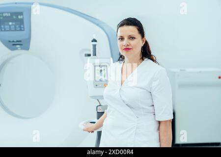 Radiologue et scanner IRM souriants et confiants. Banque D'Images