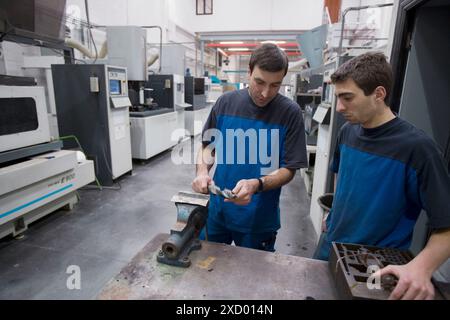 Atelier d'usinage de décharge électrique. Loiu, Gascogne, Pays Basque, Espagne Banque D'Images