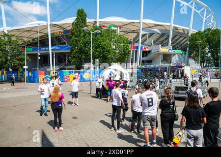 Besucher und fans vor dem Stadion, UEFA EURO 2024 - Groupe A, Allemagne vs Hongrie, Arena Stuttgart AM 19. Juin 2024 à Stuttgart, Deutschland. Foto von Silas Schueller/DeFodi images visiteurs et fans devant le stade, UEFA EURO 2024 - Groupe A, Allemagne vs Hongrie, Arena Stuttgart le 19 juin 2024 à Stuttgart, Allemagne. Photo de Silas Schueller/DeFodi images Defodi-738 738 GERHUN 20240619 130 *** visiteurs et fans devant le stade, UEFA EURO 2024 Groupe A, Allemagne vs Hongrie, Arena Stuttgart le 19 juin 2024 à Stuttgart, Allemagne photo de Silas Schueller DeFodi images visiteurs et fans Banque D'Images