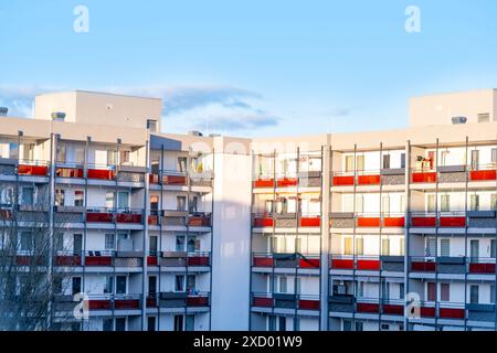 Quartier résidentiel à Francfort, Allemagne, fragments de bâtiments à plusieurs étages dans la ville européenne, maisons résidentielles modernes reconstruites de grande hauteur, façades, Banque D'Images