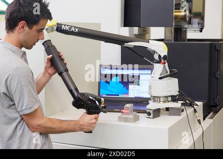 Inspection technique d'une pièce de production. Bras de mesure MCAx. Machine de mesure de coordonnées portable avec escroc pour mesure sans contact. Innovant Banque D'Images