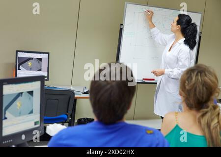 Salle de formation. Professeur donnant un cours en logiciel de mesure dimensionnelle. Métrologie innovante appliquée. Métrologie Sariki. Elgoibar. Gipuzkoa. Basq Banque D'Images