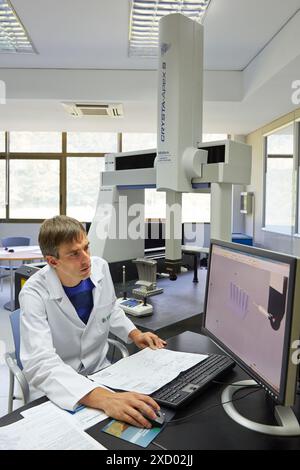 CMM Crysta Apex. Machine de mesure de coordonnées. Service de conseil en mesure avec les pièces du client. Métrologie innovante appliquée. Métrologie Sariki. El Banque D'Images