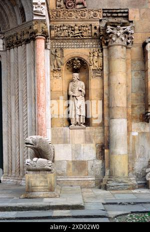 Italia, Émilie Romagne, Fidenza, Cathédrale St Donnino, Lion en marbre Banque D'Images