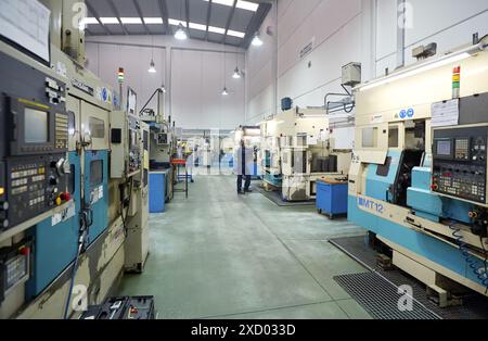 Technicien de commande CNC. Tours CNC automatisés par zone. Indecober usiné. Usinage de pièces de précision en série. Industrie automobile. Berriz. Bizkaia. B Banque D'Images