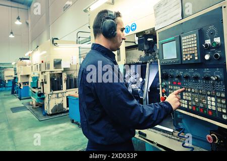 Technicien de commande CNC. Tours CNC automatisés par zone. Indecober usiné. Usinage de pièces de précision en série. Industrie automobile. Berriz. Bizkaia. B Banque D'Images