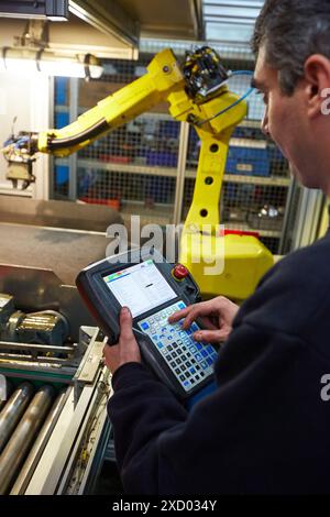 Panneau de commande. Robot avec vision. Usinage par machine de transfert de chargement. Indecober usiné. Usinage de pièces de précision en série. Industrie automobile. Banque D'Images