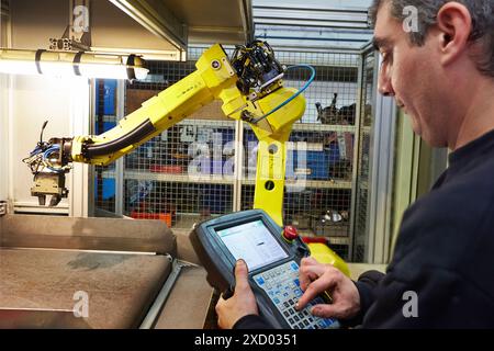 Panneau de commande. Robot avec vision. Usinage par machine de transfert de chargement. Indecober usiné. Usinage de pièces de précision en série. Industrie automobile. Banque D'Images