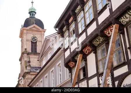 Fragments maison ancienne, bâtiment médiéval 13ème siècle dans la ville européenne, façades de style à colombages, cadres en bois structures porteuses, hérit allemand Banque D'Images