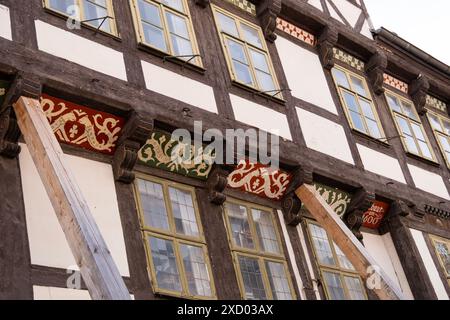 Fragments maison ancienne, bâtiment médiéval 13ème siècle dans la ville européenne, façades de style à colombages, cadres en bois structures porteuses, hérit allemand Banque D'Images