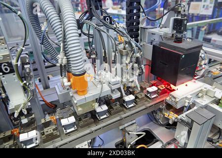 Ligne de production automatisée. Fabrication d'équipements électriques. Banque D'Images