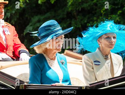 Ascot, Royaume-Uni 19 juin 2024. La reine Camilla et le prince William, prince de Galles, mènent le traditionnel cortège de Windsor, à travers les routes verdoyantes du Berkshire, jusqu'à l'hippodrome pour le deuxième jour de Royal Ascot. Ils ont été rejoints dans la voiture de tête Be the Earl and Comtess of Halifax. Crédit : MartinJPalmer/Alamy Live News Banque D'Images