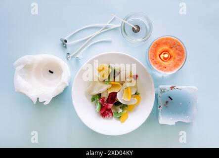 Réutilisation des restes de bougies anciennes et faire fondre un nouveau: Divers ingrédients sur la table: Mèches de bougies, pot en verre, cire de bougies anciennes. Vue ci-dessus. Banque D'Images