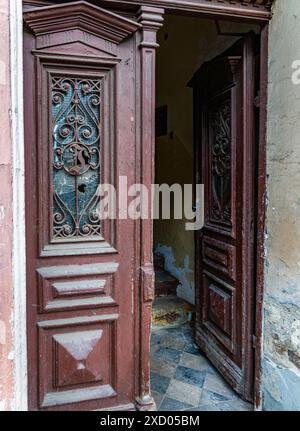 Vieille porte en bois Ajar dans l'entrée du bâtiment Banque D'Images