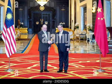 Kuala Lumpur, Malaisie. 19 juin 2024. Le premier ministre chinois Li Qiang rencontre le roi Sultan Ibrahim Sultan Iskandar au palais national de Kuala Lumpur, Malaisie, le 19 juin 2024. Crédit : Li Tao/Xinhua/Alamy Live News Banque D'Images