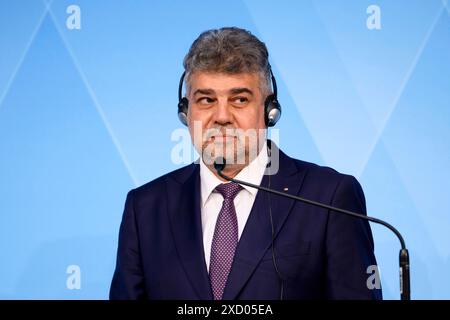 Der rumänische premier ministre Marcel Ciolacu nimmt an einer abschließenden Pressekonferenz teil. DAS bayerische und das rumänische Kabinett tagten zusammen in der bayerischen Landeshauptstadt. München, 18.06.2024 Bayern Deutschland *** le premier ministre roumain Marcel Ciolacu assiste à une conférence de presse finale les cabinets bavarois et roumain se sont réunis dans la capitale bavaroise Munich, 18 06 2024 Bavière Allemagne Copyright : xDwixAnoraganingrumx Banque D'Images