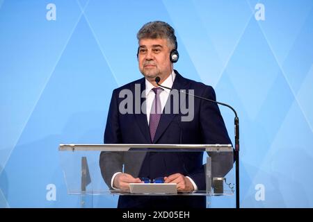 Der rumänische premier ministre Marcel Ciolacu nimmt an einer abschließenden Pressekonferenz teil. DAS bayerische und das rumänische Kabinett tagten zusammen in der bayerischen Landeshauptstadt. München, 18.06.2024 Bayern Deutschland *** le premier ministre roumain Marcel Ciolacu assiste à une conférence de presse finale les cabinets bavarois et roumain se sont réunis dans la capitale bavaroise Munich, 18 06 2024 Bavière Allemagne Copyright : xDwixAnoraganingrumx Banque D'Images