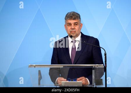 Der rumänische premier ministre Marcel Ciolacu nimmt an einer abschließenden Pressekonferenz teil. DAS bayerische und das rumänische Kabinett tagten zusammen in der bayerischen Landeshauptstadt. München, 18.06.2024 Bayern Deutschland *** le premier ministre roumain Marcel Ciolacu assiste à une conférence de presse finale les cabinets bavarois et roumain se sont réunis dans la capitale bavaroise Munich, 18 06 2024 Bavière Allemagne Copyright : xDwixAnoraganingrumx Banque D'Images