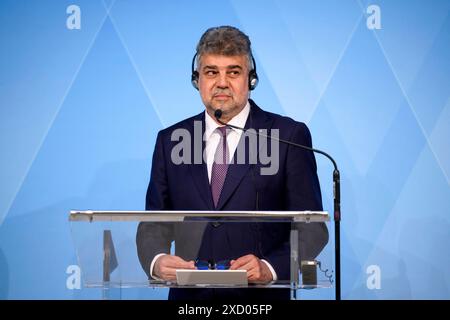 Der rumänische premier ministre Marcel Ciolacu nimmt an einer abschließenden Pressekonferenz teil. DAS bayerische und das rumänische Kabinett tagten zusammen in der bayerischen Landeshauptstadt. München, 18.06.2024 Bayern Deutschland *** le premier ministre roumain Marcel Ciolacu assiste à une conférence de presse finale les cabinets bavarois et roumain se sont réunis dans la capitale bavaroise Munich, 18 06 2024 Bavière Allemagne Copyright : xDwixAnoraganingrumx Banque D'Images