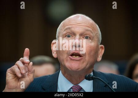 Washington, États-Unis. 18 juin 2024. Le PDG de Boeing, Dave Calhoun, répond aux questions posées lors d'une audience du Sénat sur la sécurité intérieure et les affaires gouvernementales - sous-Commission des enquêtes pour examiner la culture de sécurité brisée de Boeing, en se concentrant sur le témoignage du PDG Dave Calhoun, dans le bâtiment des bureaux du Sénat Dirksen à Washington, DC, le mardi 18 juin 2024. Photo de Rod Lamkey/CNP/ABACAPRESS. COM Credit : Abaca Press/Alamy Live News Banque D'Images