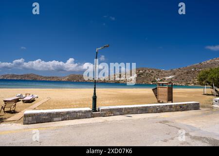 Vue panoramique sur la belle plage de sable de Gialos à iOS Grèce Banque D'Images