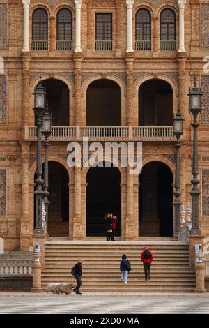 Séville, Espagne. 5 février 2024 - personnes debout sur le pont devant l'Instituto Geografico Nacional sur la Plaza de Espana Banque D'Images
