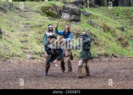 Elspe Festspiele stellen diesjähriges Stück Winnetou und das Halbblut vor Im Rahmen einer Pressekonferenz gaben die Darsteller der Elspe Festspiele Einblicke in das diesjährige Stück Winnetou und das Halbblut. Auf der Naturbühne werden den Liebhabern von Karl-May-Geschichten actionreiche Vorführungen geboten. Lennestadt-Elspe Märkischer Kreis Nordrhein-Westfalen Deutschland *** Elspe Festival présente cette année la pièce Winnetou et le sang-mêlé lors d'une conférence de presse, les acteurs du Festival Elspe ont donné un aperçu de cette année jouer Winnetou et le sang-mêlé sur la scène naturelle, amoureux o Banque D'Images