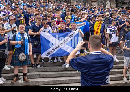 EM24 ventilateur à Köln, Schottland vs Schweiz. Deutschland, Köln AM 19.06.2024, Ein Mann macht ein gruppenfoto von schottische fans. Viele schottische fans de Fussball haben sich auf der Treppe der Kölner Hauptbahnhof vor dem Dom. *** Fan d'EM24 à Cologne, Écosse vs Suisse Allemagne, Cologne le 19 06 2024 Un homme prend une photo de groupe de fans écossais de nombreux fans de football écossais se sont rassemblés sur les marches de la gare centrale de Cologne en face de la cathédrale. Banque D'Images