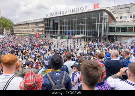 EM24 ventilateur à Köln, Schottland vs Schweiz. Deutschland, Köln AM 19.06.2024, viele schottische fans de Fussball haben sich auf der Treppe der Kölner Hauptbahnhof. *** Fan EM24 à Cologne, Écosse vs Suisse Allemagne, Cologne le 19 06 2024 de nombreux fans de football écossais se sont rassemblés dans les escaliers de la gare centrale de Cologne. Banque D'Images