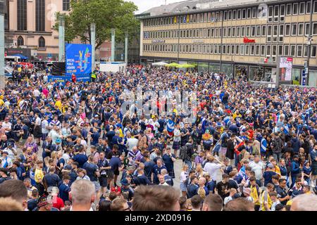 EM24 ventilateur à Köln, Schottland vs Schweiz. Deutschland, Köln AM 19.06.2024, viele schottische fans de Fussball haben sich auf der Treppe der Kölner Hauptbahnhof. *** Fan EM24 à Cologne, Écosse vs Suisse Allemagne, Cologne le 19 06 2024 de nombreux fans de football écossais se sont rassemblés dans les escaliers de la gare centrale de Cologne. Banque D'Images