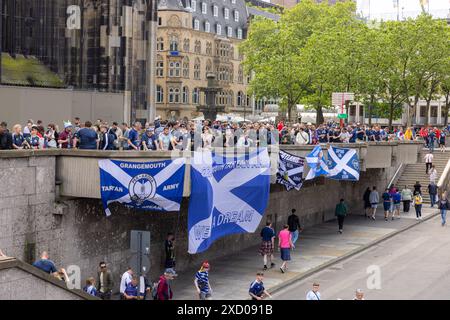 EM24 ventilateur à Köln, Schottland vs Schweiz. Deutschland, Köln AM 19.06.2024 : viele schottische fans de Fussball haben sich auf der Treppe der Kölner Hauptbahnhof vor dem Kölner Dom. *** Fan EM24 à Cologne, Écosse vs Suisse Allemagne, Cologne le 19 06 2024 de nombreux fans de football écossais se sont rassemblés dans les escaliers de la gare centrale de Cologne en face de la cathédrale de Cologne. Banque D'Images