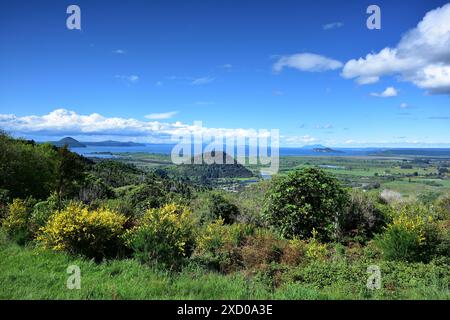 Le lac Taupo est un grand lac de cratère situé dans l'île du Nord de Nouvelle-Zélande Banque D'Images