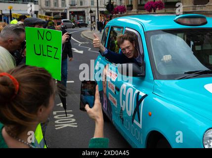 Les participants se rassemblent lors d'une manifestation contre l'expansion de l'ULEZ devant la BBC Broadcasting House à Londres. Banque D'Images