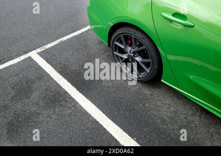 voiture verte dans l'espace de stationnement Banque D'Images