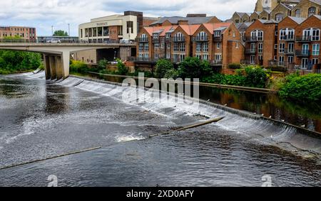 Une vue sur la rivière Wear à Milburngate Bridge Area dans le centre-ville de Durham, Angleterre, Royaume-Uni Banque D'Images