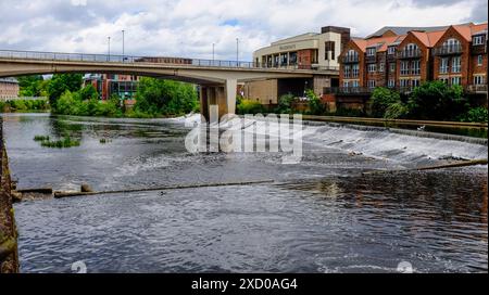 Une vue sur la rivière Wear à Milburngate Bridge Area dans le centre-ville de Durham, Angleterre, Royaume-Uni Banque D'Images