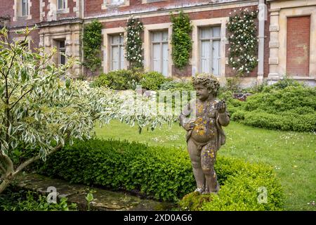 Gros plan de sculpture de chérubins dans le jardin encastré de Somerleyton Hall, Suffolk, Royaume-Uni, le 16 juin 2024 Banque D'Images